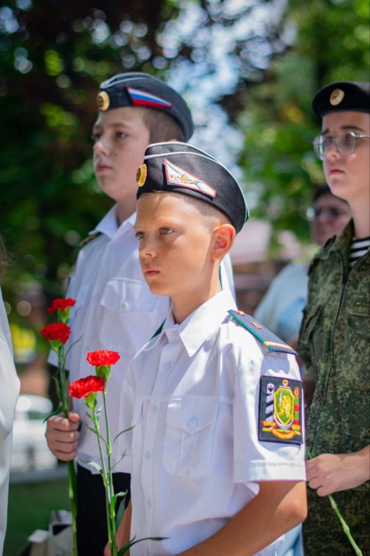 У здания администрации крымской столицы прошла акция «День памяти детей – жертв войны в Донбассе» У здания администрации крымской столицы прошла акция «День памяти детей – жертв войны в Донбассе»