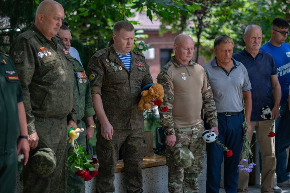 У здания администрации крымской столицы прошла акция «День памяти детей – жертв войны в Донбассе» У здания администрации крымской столицы прошла акция «День памяти детей – жертв войны в Донбассе»