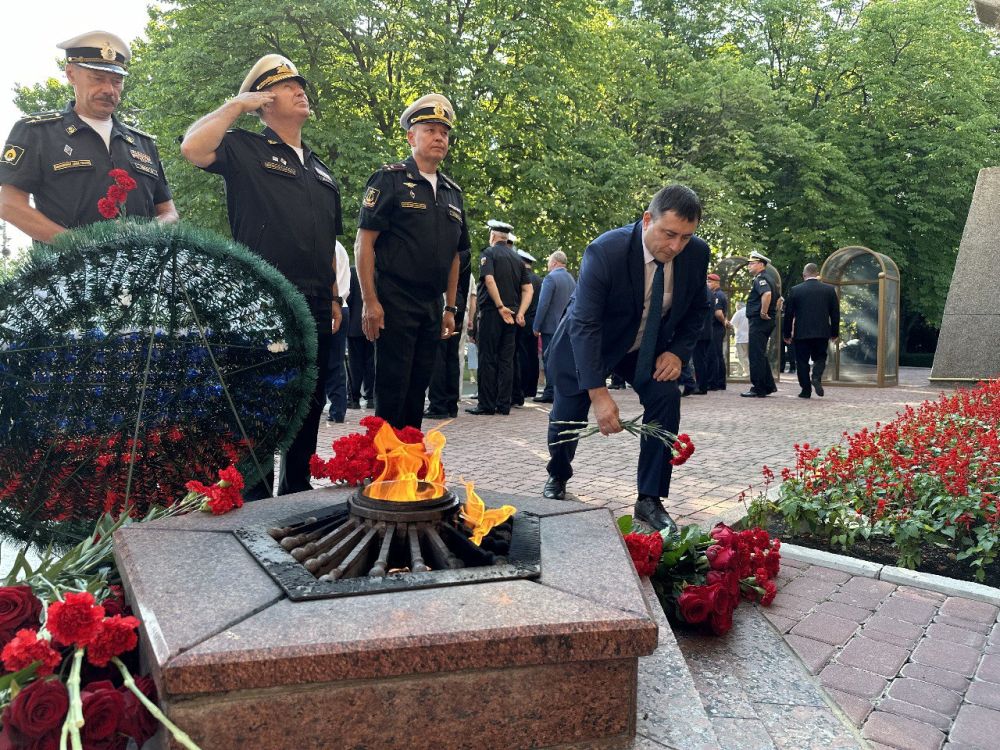 Начальник УМВД России по г. Севастополю полковник полиции Сергей Сигунов принял участие в торжественном мероприятии, посвящённом Дню ВМФ России Начальник УМВД России по г. Севастополю полковник полиции Сергей Сигунов принял участие в торжественном мероприятии, посвящённом Дню ВМФ России