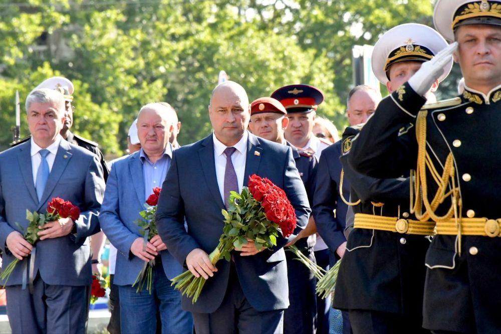 Владимир Немцев: День Военно-Морского Флота Российской Федерации начали с торжественного возложения цветов к Вечному огню у... Владимир Немцев: День Военно-Морского Флота Российской Федерации начали с торжественного возложения цветов к Вечному огню у...