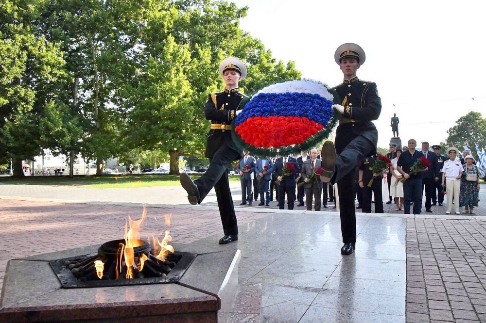 Владимир Немцев: День Военно-Морского Флота Российской Федерации начали с торжественного возложения цветов к Вечному огню у... Владимир Немцев: День Военно-Морского Флота Российской Федерации начали с торжественного возложения цветов к Вечному огню у...