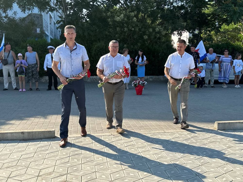 Александр Дудинов: В День военно-морского флота вместе с жителями поселка Черноморское почтили память погибших моряков и возложили цветы к памятникам Александр Дудинов: В День военно-морского флота вместе с жителями поселка Черноморское почтили память погибших моряков и возложили цветы к памятникам