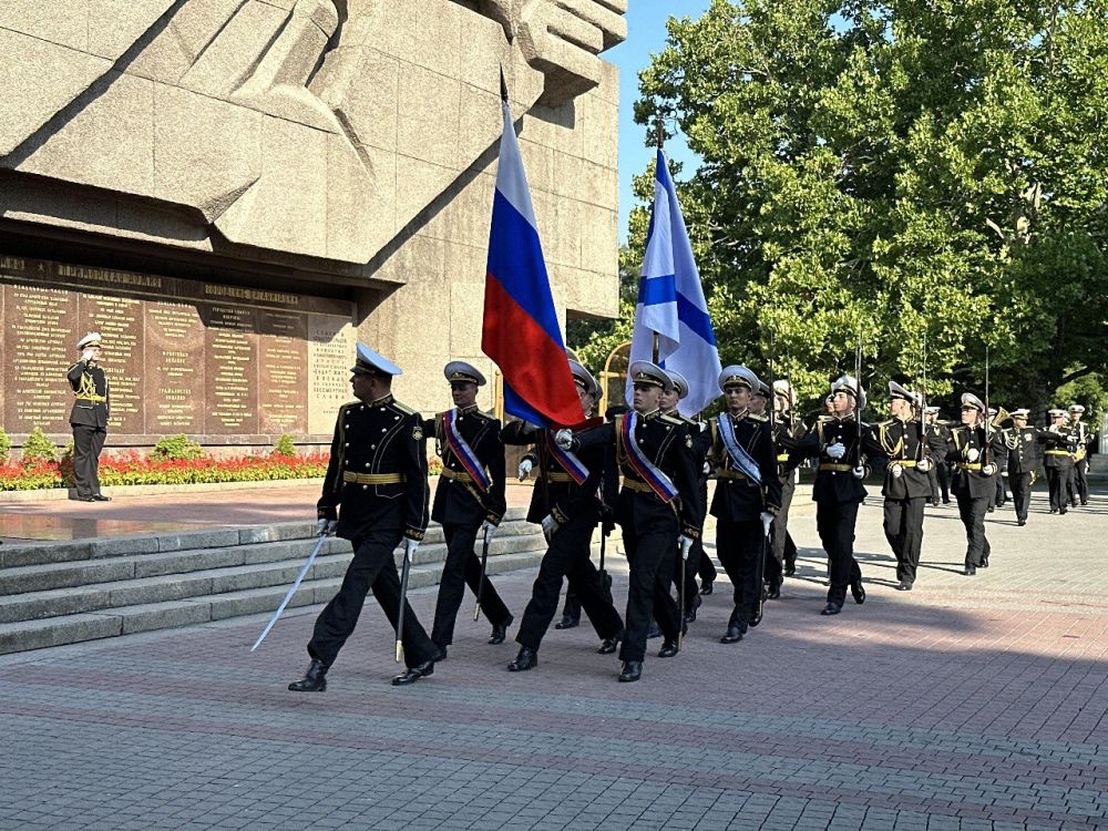 Начальник УМВД России по г. Севастополю полковник полиции Сергей Сигунов принял участие в торжественном мероприятии, посвящённом Дню ВМФ России Начальник УМВД России по г. Севастополю полковник полиции Сергей Сигунов принял участие в торжественном мероприятии, посвящённом Дню ВМФ России