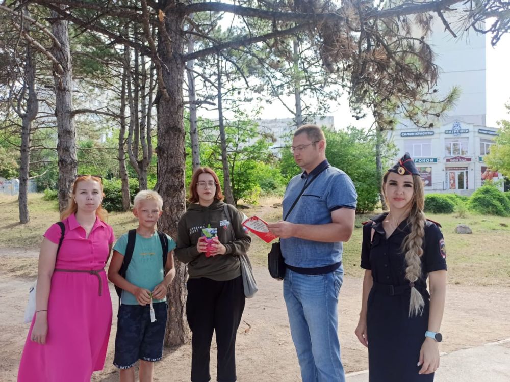 Севастопольские полицейские совместно с активистами молодежной общественной организации провели антинаркотическую акцию Севастопольские полицейские совместно с активистами молодежной общественной организации провели антинаркотическую акцию