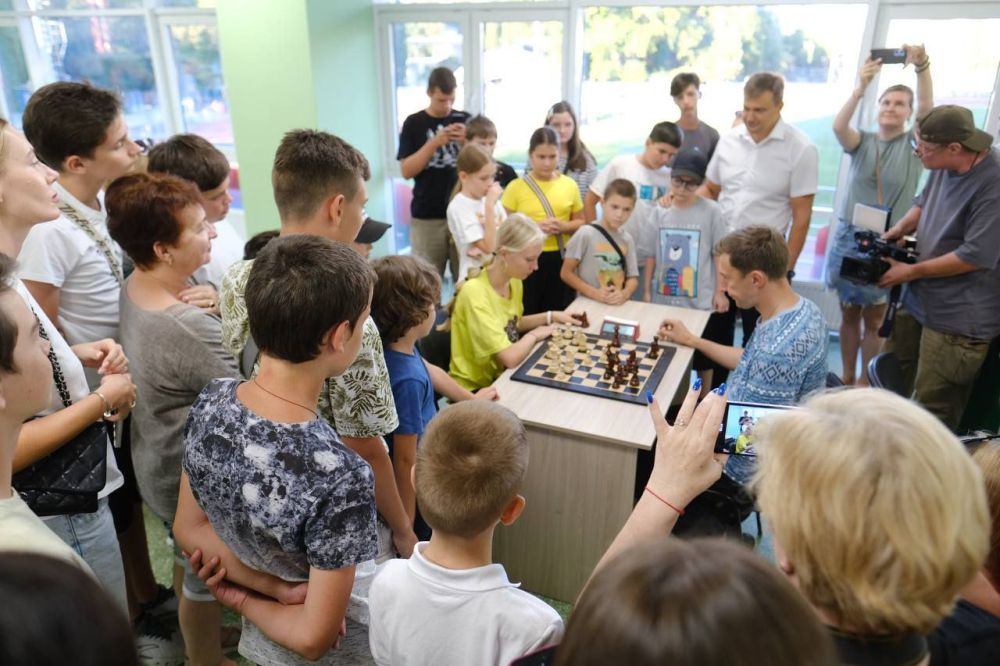 Константин Шимановский: Юных шахматистов Ялты посетил известный гроссмейстер Сергей Александрович Карякин Константин Шимановский: Юных шахматистов Ялты посетил известный гроссмейстер Сергей Александрович Карякин