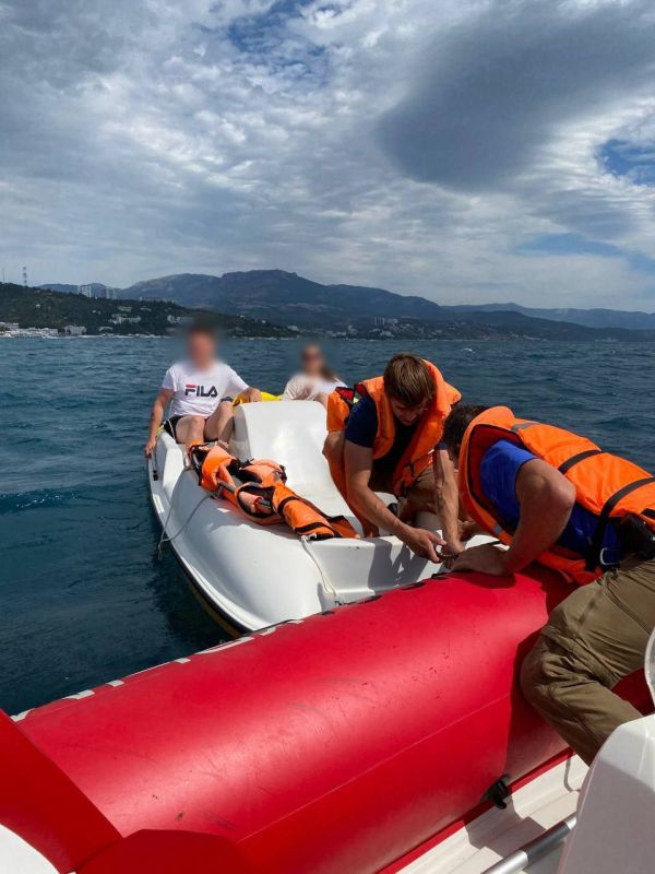 В Алуште спасли двух человек, которых унесло ветром в море на катамаране В Алуште спасли двух человек, которых унесло ветром в море на катамаране
