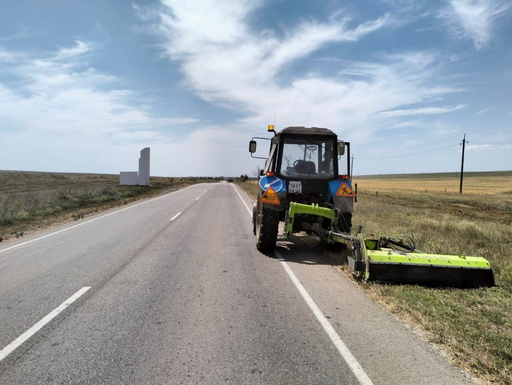 В жаркие летние дни, когда солнце безжалостно палит, температура поднимается до рекордных отметок, на дорогах трудятся наши дорожники, которые мужественно косят траву, несмотря на зной и изнуряющую жару В жаркие летние дни, когда солнце безжалостно палит, температура поднимается до рекордных отметок, на дорогах трудятся наши дорожники, которые мужественно косят траву, несмотря на зной и изнуряющую жару