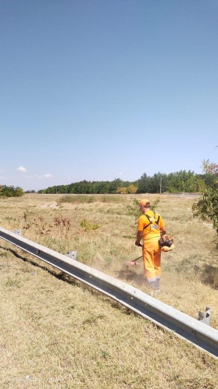 В жаркие летние дни, когда солнце безжалостно палит, температура поднимается до рекордных отметок, на дорогах трудятся наши дорожники, которые мужественно косят траву, несмотря на зной и изнуряющую жару В жаркие летние дни, когда солнце безжалостно палит, температура поднимается до рекордных отметок, на дорогах трудятся наши дорожники, которые мужественно косят траву, несмотря на зной и изнуряющую жару