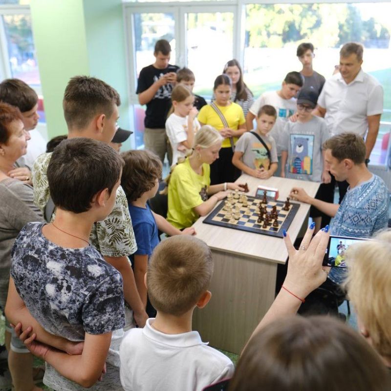 Гроссмейстер Александр Карякин провёл мастер-класс для юных ялтинских шахматистов Гроссмейстер Александр Карякин провёл мастер-класс для юных ялтинских шахматистов
