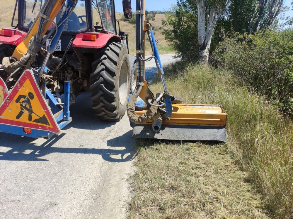 В жаркие летние дни, когда солнце безжалостно палит, температура поднимается до рекордных отметок, на дорогах трудятся наши дорожники, которые мужественно косят траву, несмотря на зной и изнуряющую жару В жаркие летние дни, когда солнце безжалостно палит, температура поднимается до рекордных отметок, на дорогах трудятся наши дорожники, которые мужественно косят траву, несмотря на зной и изнуряющую жару