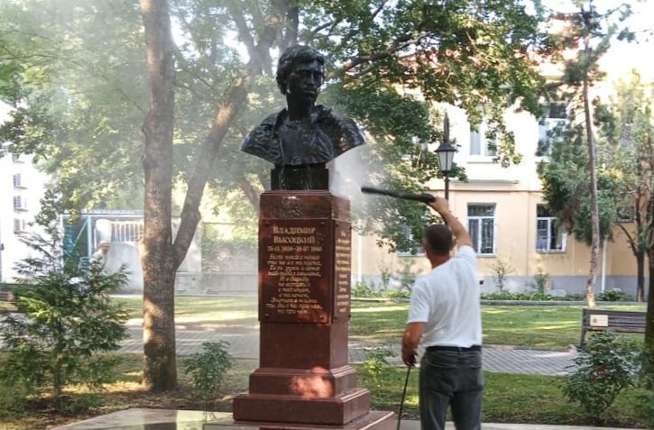 Сотрудники учреждения «Парки столицы» в постоянном режиме выполняют работы по уходу и содержанию порядка 70-ти гектаров парковых зон Симферополя Сотрудники учреждения «Парки столицы» в постоянном режиме выполняют работы по уходу и содержанию порядка 70-ти гектаров парковых зон Симферополя