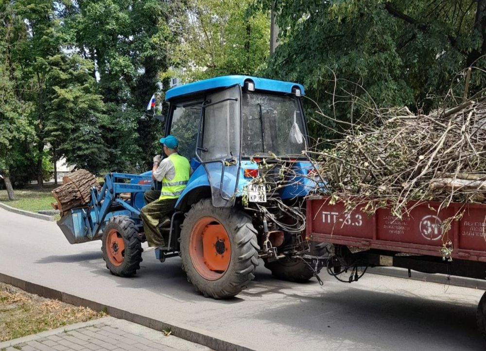 Сотрудники учреждения «Парки столицы» в постоянном режиме выполняют работы по уходу и содержанию порядка 70-ти гектаров парковых зон Симферополя Сотрудники учреждения «Парки столицы» в постоянном режиме выполняют работы по уходу и содержанию порядка 70-ти гектаров парковых зон Симферополя