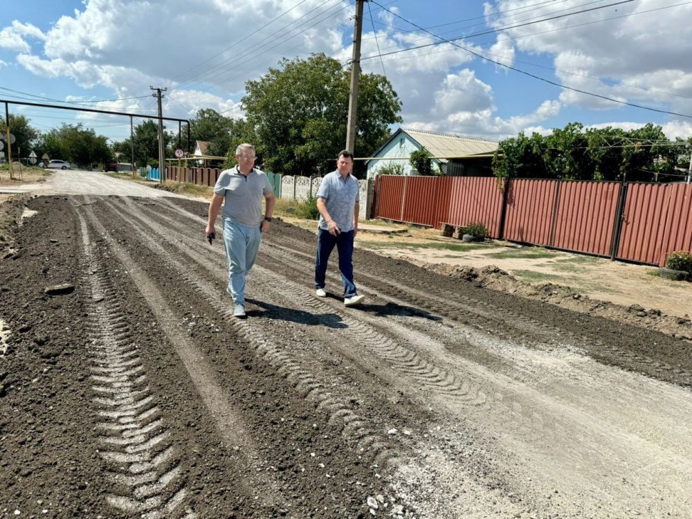 Василий Телиженко: Дорогие друзья!. Рад сообщить, что ООО «Белзнак» приступил к ремонту двух автомобильных дорог в нашем округе: Улица Октябрьская в с. Суворово (протяженность 850 м) Василий Телиженко: Дорогие друзья!. Рад сообщить, что ООО «Белзнак» приступил к ремонту двух автомобильных дорог в нашем округе: Улица Октябрьская в с. Суворово (протяженность 850 м)