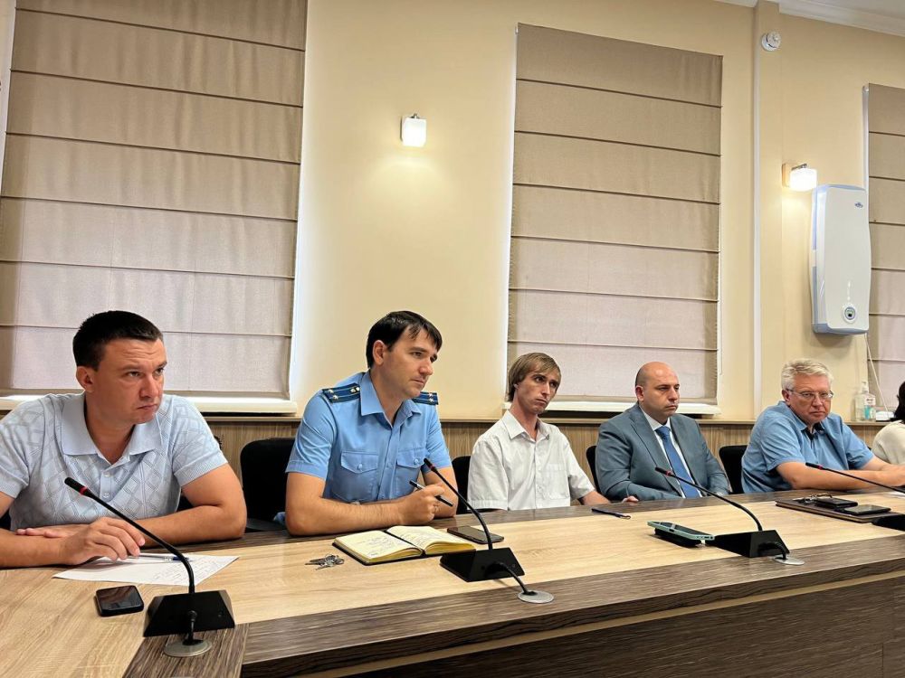 Сотрудники правового управления Министерства юстиции Республики Крым приняли совместно с общественной палатой Республики... Сотрудники правового управления Министерства юстиции Республики Крым приняли совместно с общественной палатой Республики...