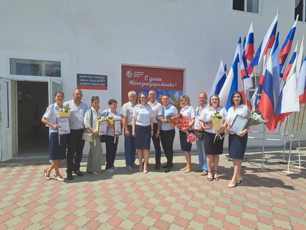 Крымских железнодорожников поздравили с предстоящим праздником Крымских железнодорожников поздравили с предстоящим праздником