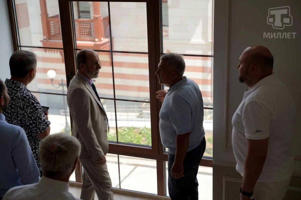 Глава Республики Татарстан Рустам Минниханов побывал в соборной мечети Крыма, передаёт корреспондент телеканала «Миллет» Глава Республики Татарстан Рустам Минниханов побывал в соборной мечети Крыма, передаёт корреспондент телеканала «Миллет»