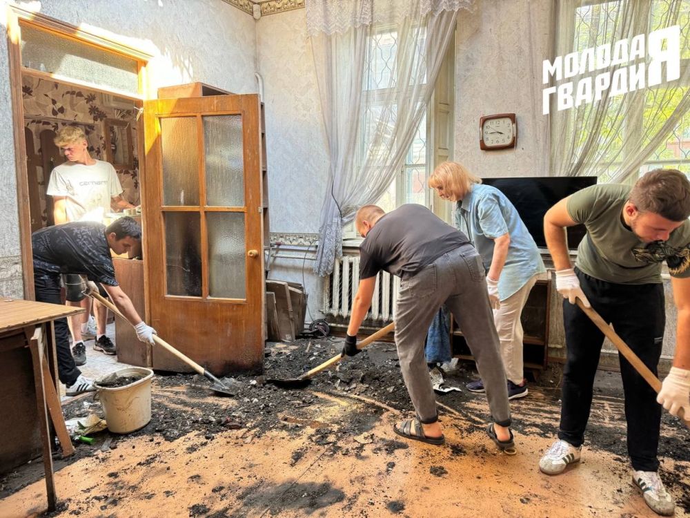 Евпаторийские молодогвардейцы совместно с Главой муниципального образования, Председателем Евпаторийского городского совета Эмилией Михайловной Леоновой оказали помощь ветерану Великой Отечественной войны Михеевой Майе Петровне Евпаторийские молодогвардейцы совместно с Главой муниципального образования, Председателем Евпаторийского городского совета Эмилией Михайловной Леоновой оказали помощь ветерану Великой Отечественной войны Михеевой Майе Петровне