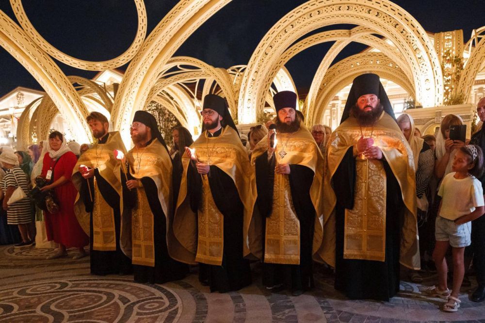 В храм-парке во имя Святой Троицы в Новом Херсонесе состоялось первое Богослужение после открытия музейно-храмового комплекса В храм-парке во имя Святой Троицы в Новом Херсонесе состоялось первое Богослужение после открытия музейно-храмового комплекса
