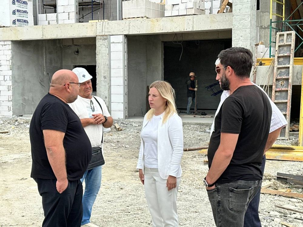 Министр спорта Ольга Торубарова совместно с главой Администрации города Судака Константином Подсеваловым, и. о. министра... Министр спорта Ольга Торубарова совместно с главой Администрации города Судака Константином Подсеваловым, и. о. министра...