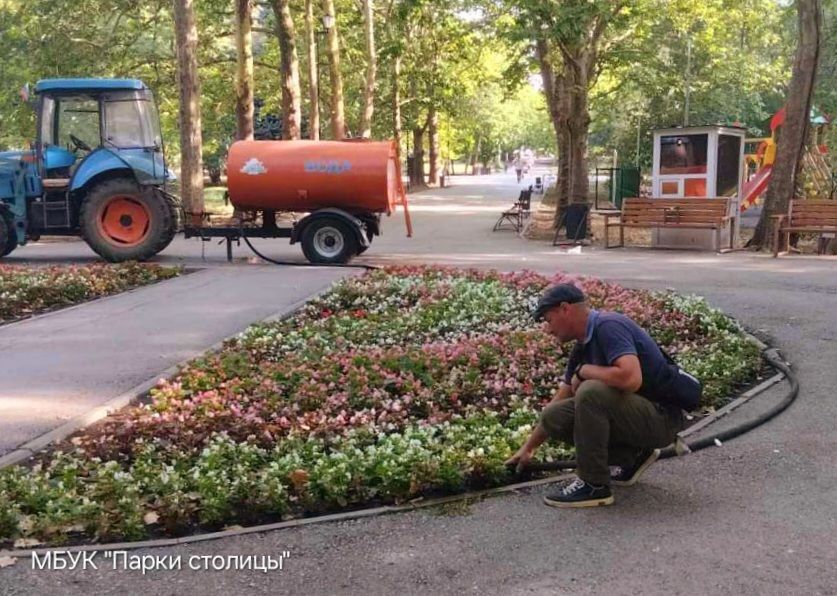 Летом работники зеленого хозяйства учреждения «Парки столицы» в постоянном режиме ухаживают за клумбами парков и скверов Летом работники зеленого хозяйства учреждения «Парки столицы» в постоянном режиме ухаживают за клумбами парков и скверов
