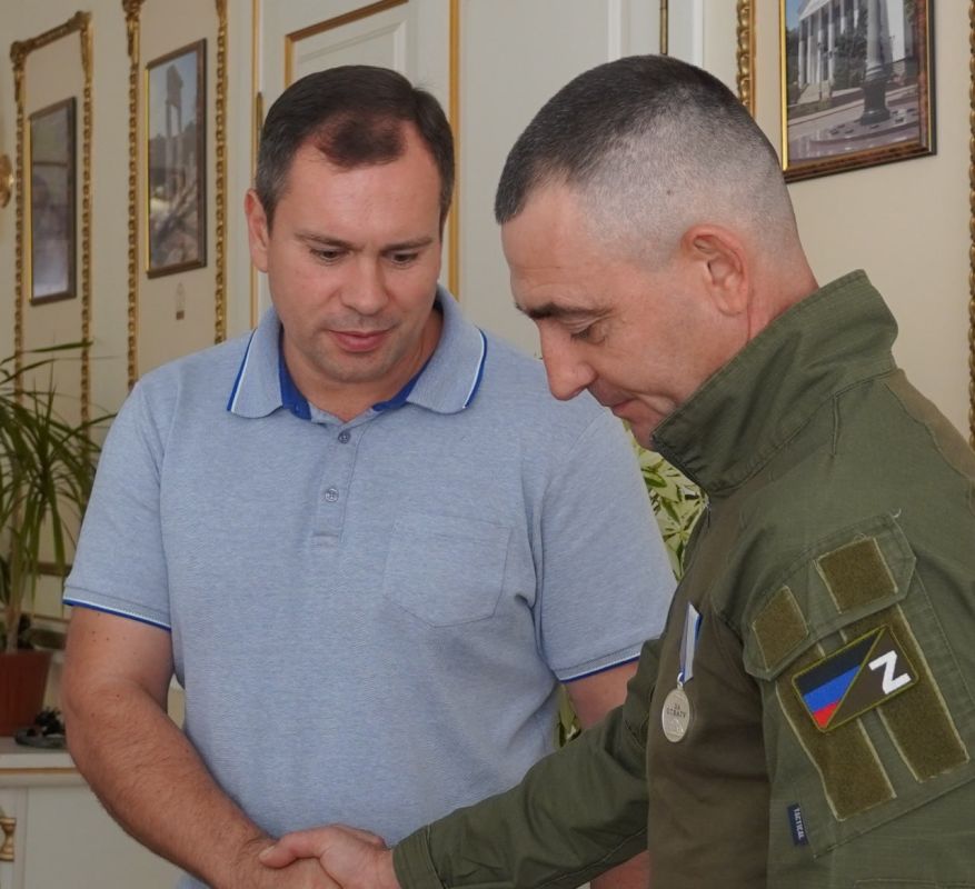 #своих_не_бросаем. Керчанину – участнику спецоперации вручили медаль «За отвагу» Старший лейтенант запаса Андрей КУРЦЕВ был... #своих_не_бросаем. Керчанину – участнику спецоперации вручили медаль «За отвагу» Старший лейтенант запаса Андрей КУРЦЕВ был...
