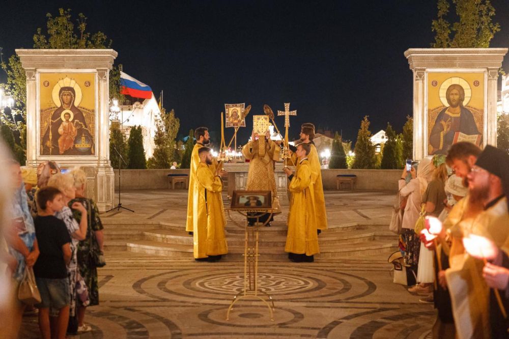 В храм-парке во имя Святой Троицы в Новом Херсонесе состоялось первое Богослужение после открытия музейно-храмового комплекса В храм-парке во имя Святой Троицы в Новом Херсонесе состоялось первое Богослужение после открытия музейно-храмового комплекса