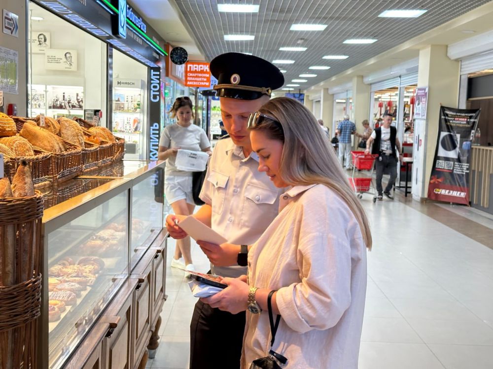 В Севастополе для профилактики дистанционных мошенничеств в торговом центре установили ростовую фигуру полицейского В Севастополе для профилактики дистанционных мошенничеств в торговом центре установили ростовую фигуру полицейского