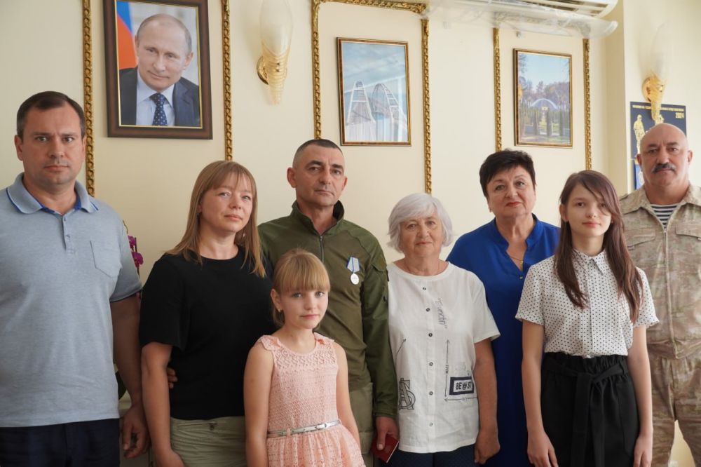 #своих_не_бросаем. Керчанину – участнику спецоперации вручили медаль «За отвагу» Старший лейтенант запаса Андрей КУРЦЕВ был... #своих_не_бросаем. Керчанину – участнику спецоперации вручили медаль «За отвагу» Старший лейтенант запаса Андрей КУРЦЕВ был...