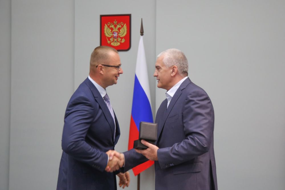 Сергей Аксёнов: Благодаря четкой командной работе, драйву, энтузиазму крымчан республика была достойно представлена на Международной выставке-форуме «Россия», проходившей на ВДНХ в Москве Сергей Аксёнов: Благодаря четкой командной работе, драйву, энтузиазму крымчан республика была достойно представлена на Международной выставке-форуме «Россия», проходившей на ВДНХ в Москве