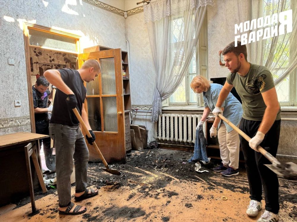 Евпаторийские молодогвардейцы совместно с Главой муниципального образования, Председателем Евпаторийского городского совета Эмилией Михайловной Леоновой оказали помощь ветерану Великой Отечественной войны Михеевой Майе Петровне Евпаторийские молодогвардейцы совместно с Главой муниципального образования, Председателем Евпаторийского городского совета Эмилией Михайловной Леоновой оказали помощь ветерану Великой Отечественной войны Михеевой Майе Петровне