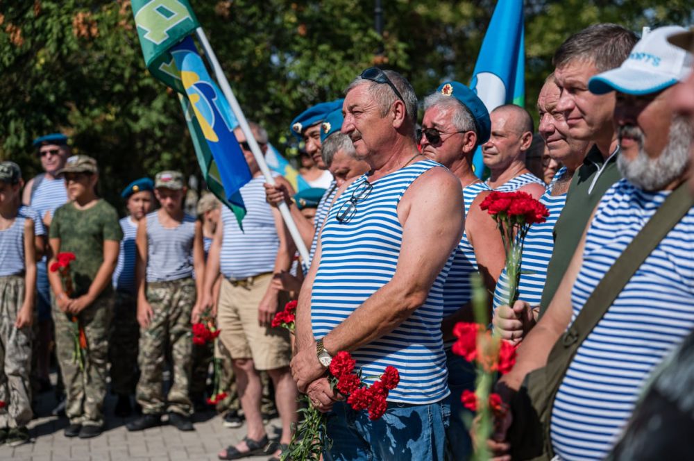 В Евпатории прошли мероприятия, посвященные Дню воздушно-десантных войск В Евпатории прошли мероприятия, посвященные Дню воздушно-десантных войск