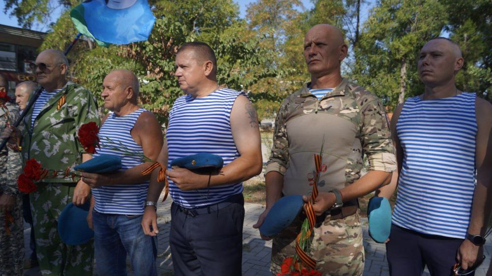 2 августа в День воздушно-десантных войск в пгт Советский состоялось возложение цветов к памятному знаку воинам-десантникам 2 августа в День воздушно-десантных войск в пгт Советский состоялось возложение цветов к памятному знаку воинам-десантникам