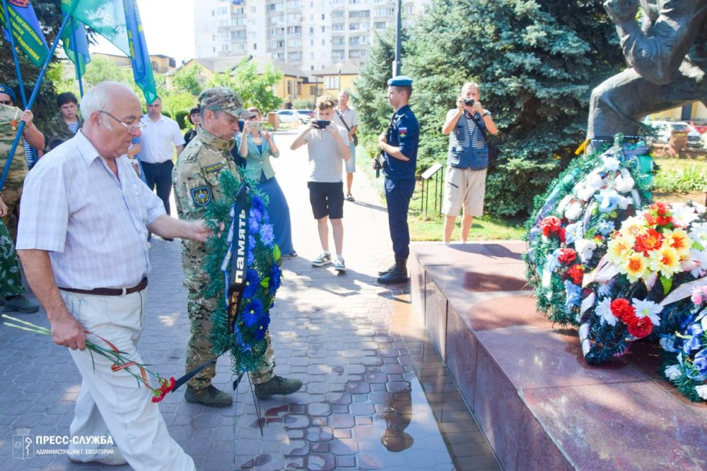 В Евпатории прошли мероприятия, посвященные Дню воздушно-десантных войск В Евпатории прошли мероприятия, посвященные Дню воздушно-десантных войск