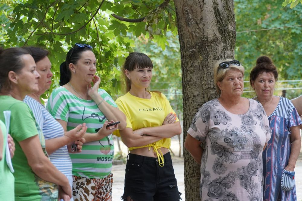 Олег Каторгин: #в_диалоге_с_керчанами. В рамках очередного выездного мероприятия пообщался с жителями ул. Орджоникидзе, 45А.... Олег Каторгин: #в_диалоге_с_керчанами. В рамках очередного выездного мероприятия пообщался с жителями ул. Орджоникидзе, 45А....