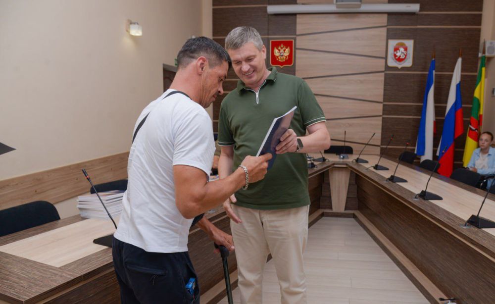 Александр Юрьев: Сегодня евпаторийцам из льготной категории граждан выдали 22 земельных участка в пгт Новоозерное Александр Юрьев: Сегодня евпаторийцам из льготной категории граждан выдали 22 земельных участка в пгт Новоозерное