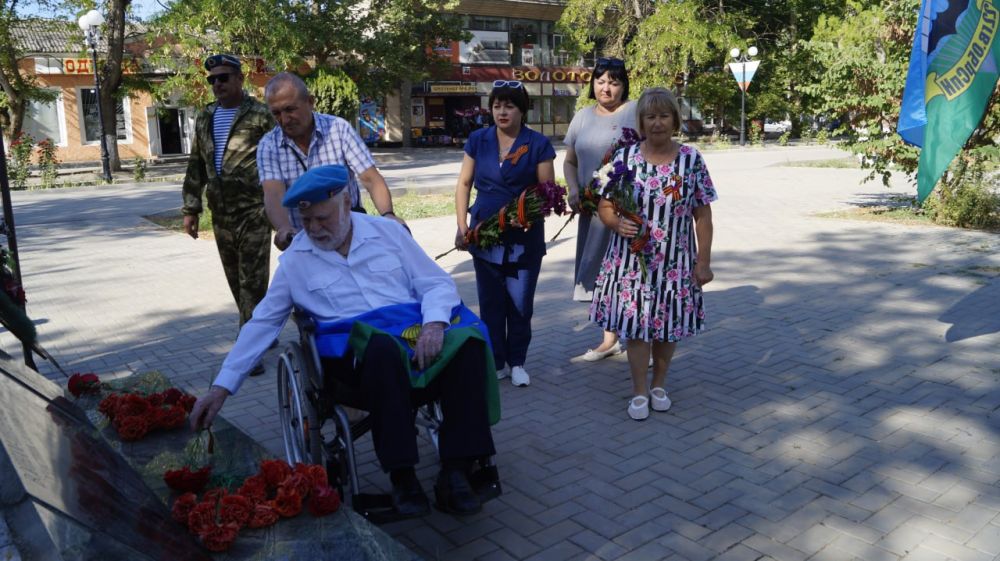 Виктория Грицай: Сегодня в День воздушно-десантных войск совместно с председателем Советского районного совета Еленой Пось приняла участие в возложении цветов к памятному знаку воинам-десантникам Виктория Грицай: Сегодня в День воздушно-десантных войск совместно с председателем Советского районного совета Еленой Пось приняла участие в возложении цветов к памятному знаку воинам-десантникам