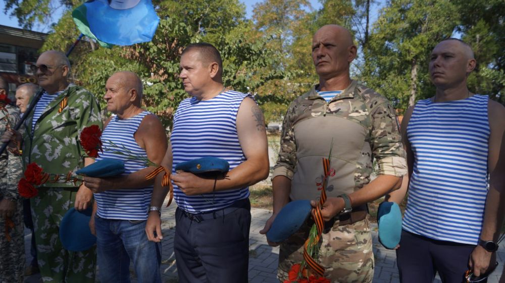 Виктория Грицай: Сегодня в День воздушно-десантных войск совместно с председателем Советского районного совета Еленой Пось приняла участие в возложении цветов к памятному знаку воинам-десантникам Виктория Грицай: Сегодня в День воздушно-десантных войск совместно с председателем Советского районного совета Еленой Пось приняла участие в возложении цветов к памятному знаку воинам-десантникам