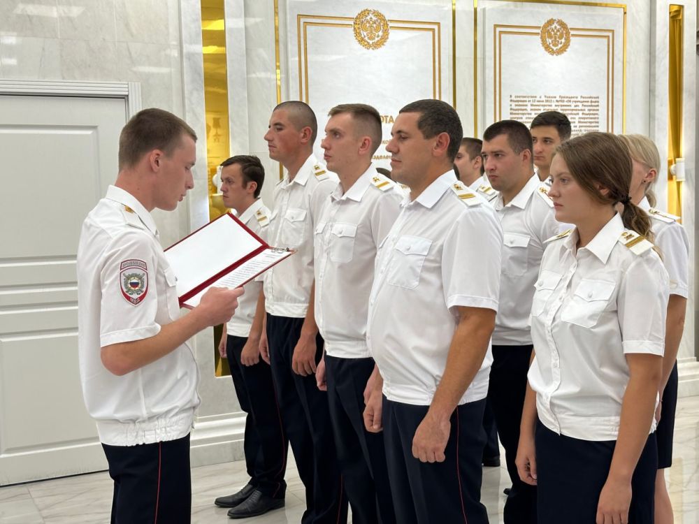 Сотрудники УМВД России по г. Севастополю приняли Присягу на верность Российской Федерации и её народу Сотрудники УМВД России по г. Севастополю приняли Присягу на верность Российской Федерации и её народу