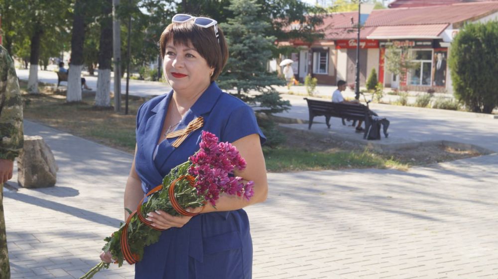 Виктория Грицай: Сегодня в День воздушно-десантных войск совместно с председателем Советского районного совета Еленой Пось приняла участие в возложении цветов к памятному знаку воинам-десантникам Виктория Грицай: Сегодня в День воздушно-десантных войск совместно с председателем Советского районного совета Еленой Пось приняла участие в возложении цветов к памятному знаку воинам-десантникам