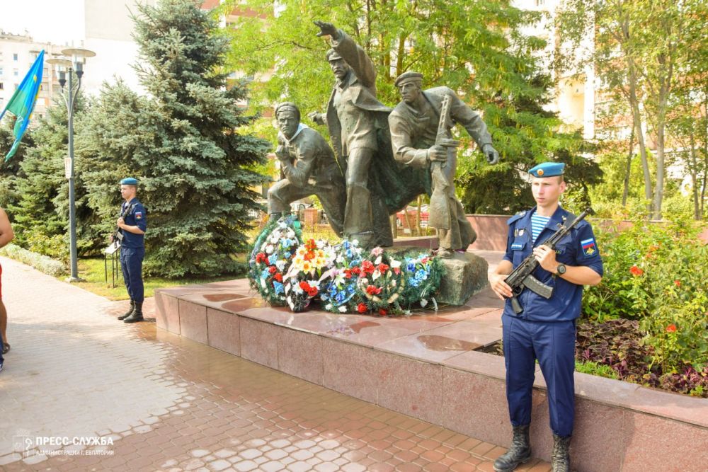 В Евпатории прошли мероприятия, посвященные Дню воздушно-десантных войск В Евпатории прошли мероприятия, посвященные Дню воздушно-десантных войск