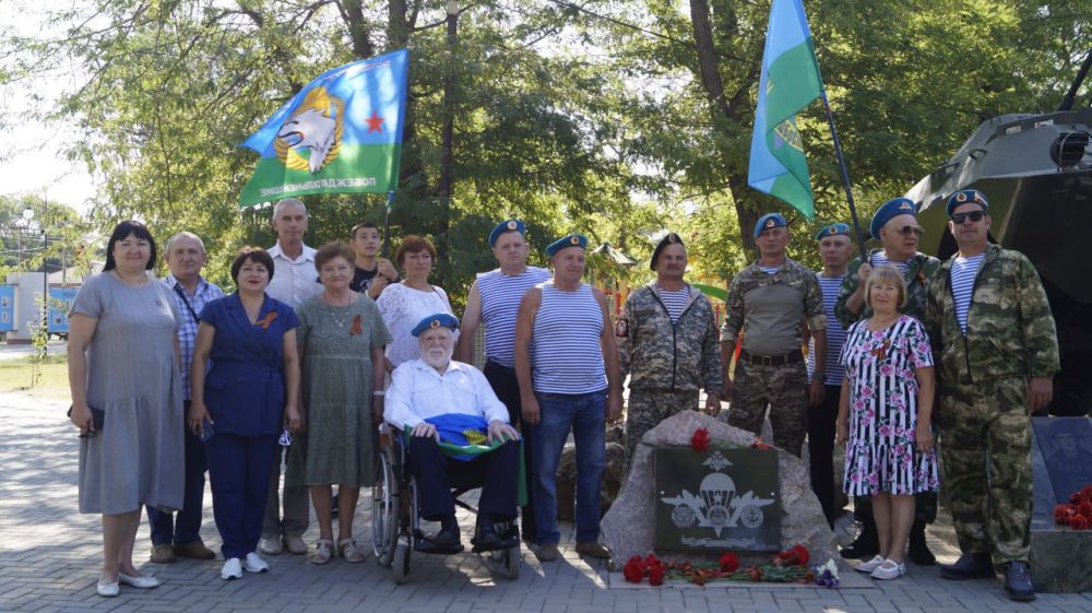 2 августа в День воздушно-десантных войск в пгт Советский состоялось возложение цветов к памятному знаку воинам-десантникам 2 августа в День воздушно-десантных войск в пгт Советский состоялось возложение цветов к памятному знаку воинам-десантникам