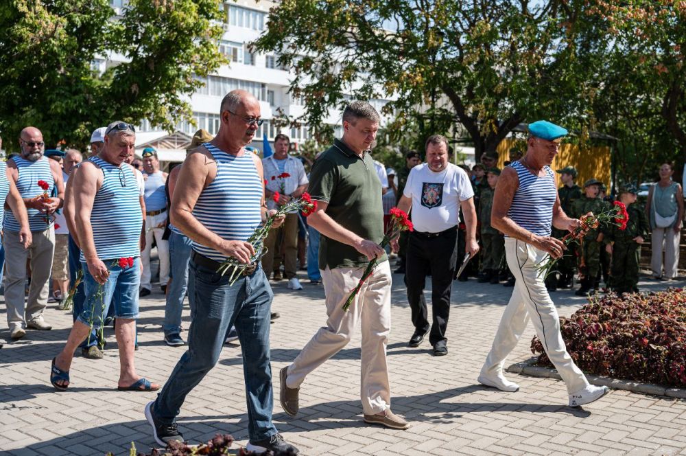 Александр Юрьев: Принял участие в мероприятии, посвящённом 94-ой годовщине со дня создания Воздушно-десантных войск Российской Федерации Александр Юрьев: Принял участие в мероприятии, посвящённом 94-ой годовщине со дня создания Воздушно-десантных войск Российской Федерации