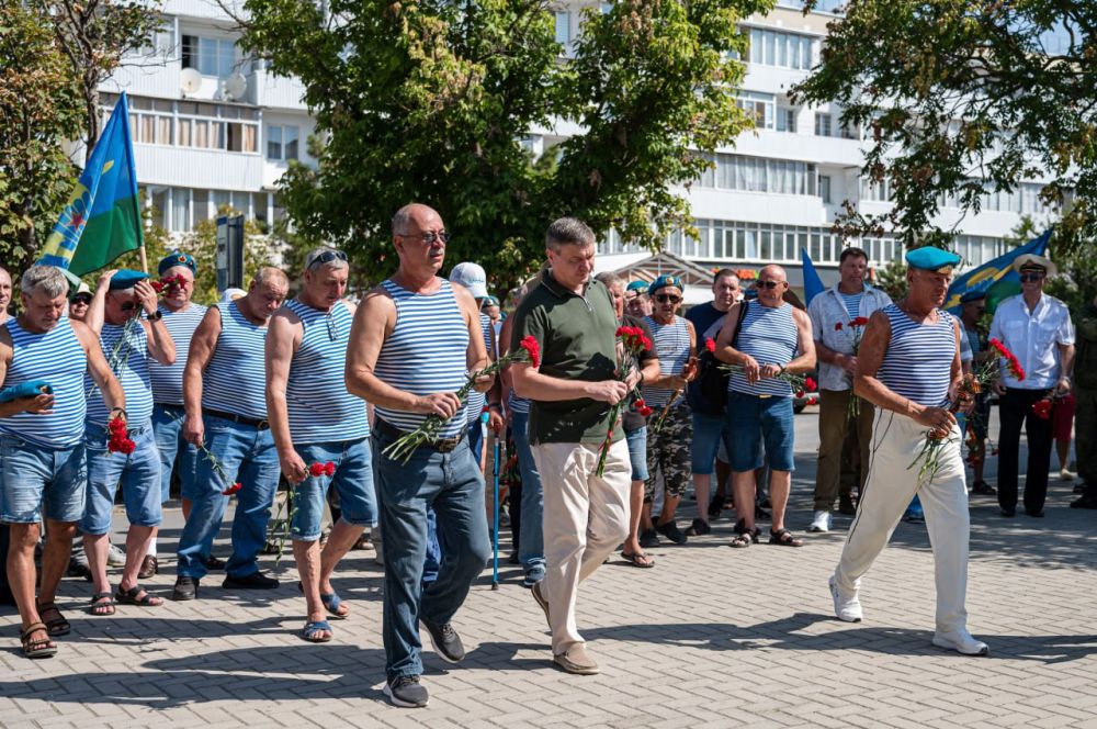 В Евпатории прошли мероприятия, посвященные Дню воздушно-десантных войск В Евпатории прошли мероприятия, посвященные Дню воздушно-десантных войск