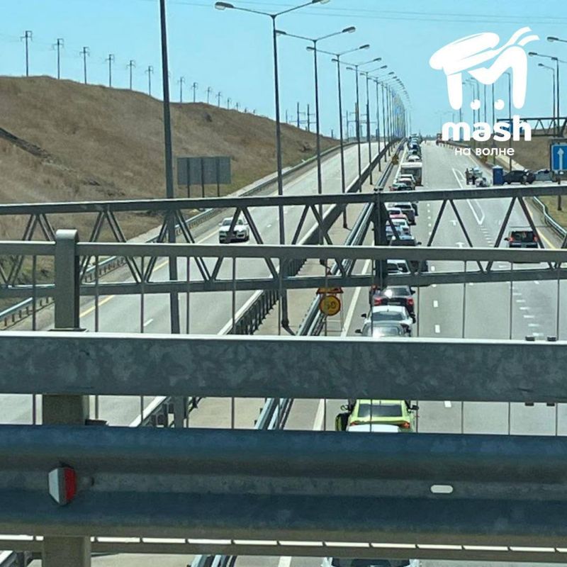 В очереди на Крымский мост со стороны Тамани стоит почти полторы тысячи машин В очереди на Крымский мост со стороны Тамани стоит почти полторы тысячи машин