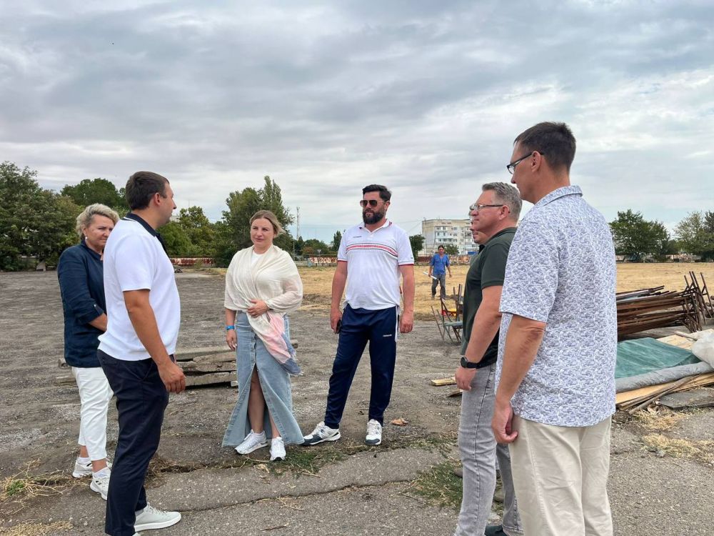 Шериф Османов: В ходе рабочего визита в город Армянск, вместе с министром Ольгой Торубаровой, провели рабочую встречу с главой Администрации города Армянска Василием Телиженко и обсудили ход работ на стадионе «Юность» Шериф Османов: В ходе рабочего визита в город Армянск, вместе с министром Ольгой Торубаровой, провели рабочую встречу с главой Администрации города Армянска Василием Телиженко и обсудили ход работ на стадионе «Юность»