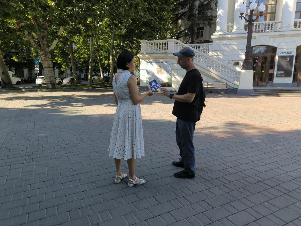 Представители Общественного совета при УМВД России по городу Севастополю продолжают проводить профилактику дистанционного мошенничества с жителями города Представители Общественного совета при УМВД России по городу Севастополю продолжают проводить профилактику дистанционного мошенничества с жителями города