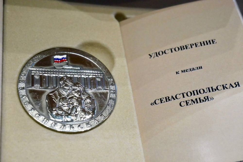 Владимир Немцев: Накануне в ТЮЗе состоялось торжественное награждение севастопольских супружеских пар медалями «За любовь и верность» и «Севастопольская семья» Владимир Немцев: Накануне в ТЮЗе состоялось торжественное награждение севастопольских супружеских пар медалями «За любовь и верность» и «Севастопольская семья»