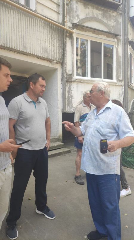 #в_диалоге_с_керчанами. Олег КАТОРГИН провел встречу с жителями ул. Самойленко, 12А. Люди обратились с вопросами относительно работы управляющей компании. Пожаловались жильцы на некачественную уборку #в_диалоге_с_керчанами. Олег КАТОРГИН провел встречу с жителями ул. Самойленко, 12А. Люди обратились с вопросами относительно работы управляющей компании. Пожаловались жильцы на некачественную уборку