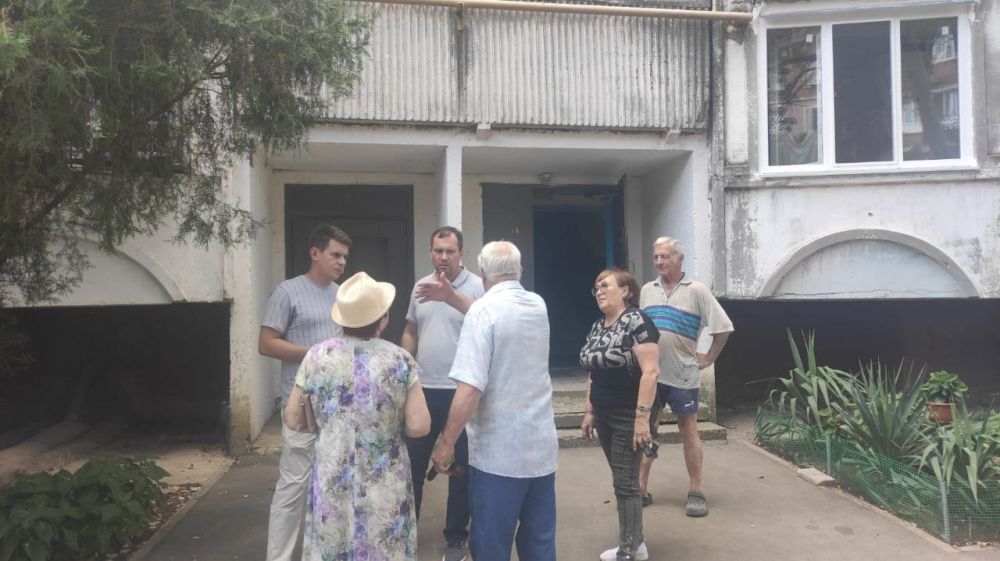 #в_диалоге_с_керчанами. Олег КАТОРГИН провел встречу с жителями ул. Самойленко, 12А. Люди обратились с вопросами относительно работы управляющей компании. Пожаловались жильцы на некачественную уборку #в_диалоге_с_керчанами. Олег КАТОРГИН провел встречу с жителями ул. Самойленко, 12А. Люди обратились с вопросами относительно работы управляющей компании. Пожаловались жильцы на некачественную уборку