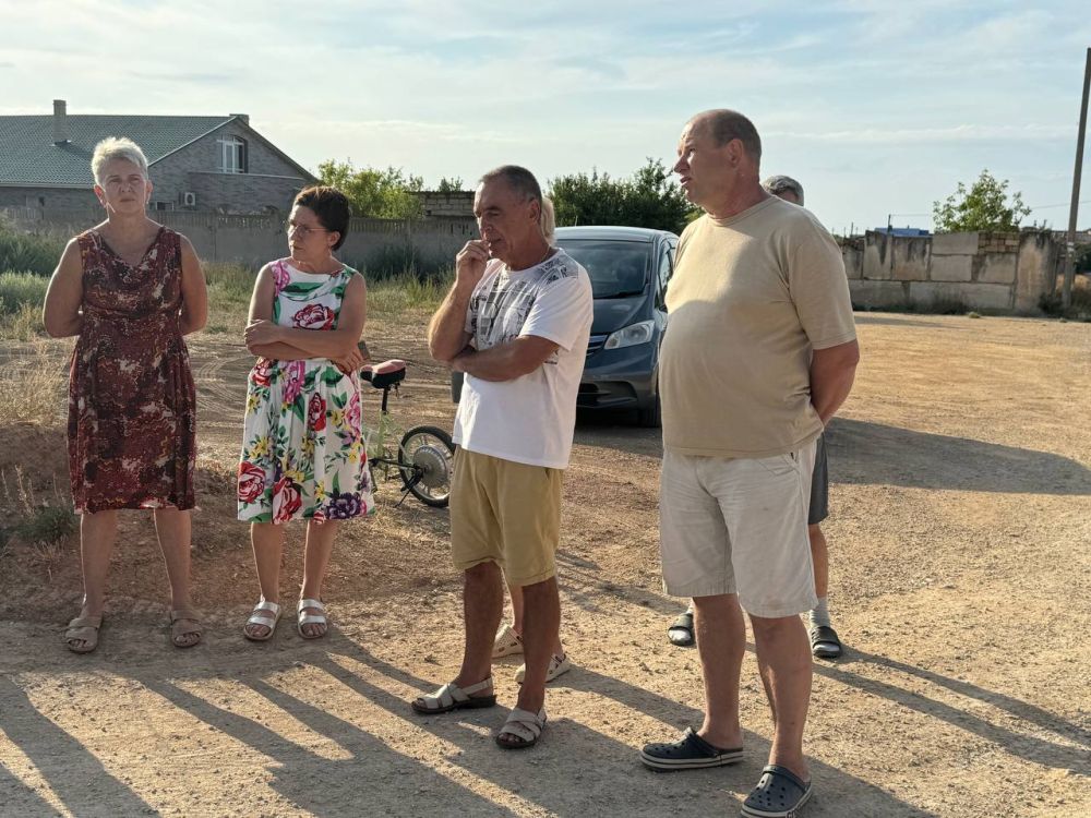 Александр Дудинов: Сегодня вместе с главой муниципального образования Черноморский район Алексеем Шипицыным провели встречи с жителями Новосельского Александр Дудинов: Сегодня вместе с главой муниципального образования Черноморский район Алексеем Шипицыным провели встречи с жителями Новосельского